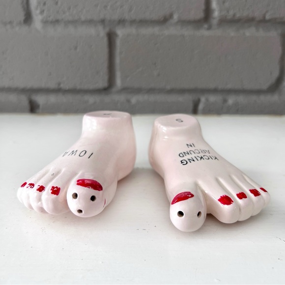 VINTAGE Quirky Feet & Toes Kicking Around in Iowa Salt & Pepper Shaker Set Pair - Picture 6 of 8